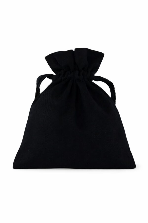 Costal negro de gabardina con flor