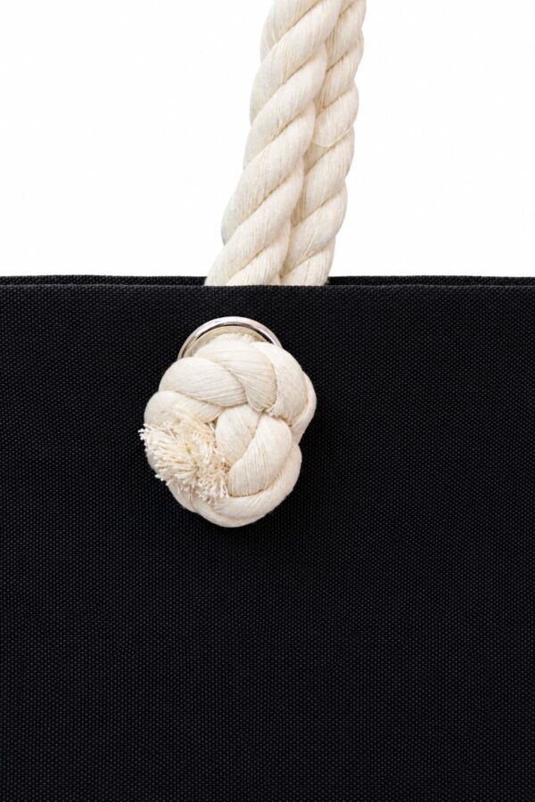 detalle bolsa de loneta negra con cordón detalle bolsa de loneta negra con cordón