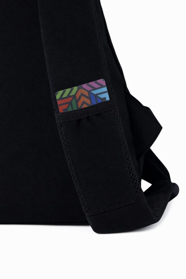 detalle mochila de pera de loneta negra