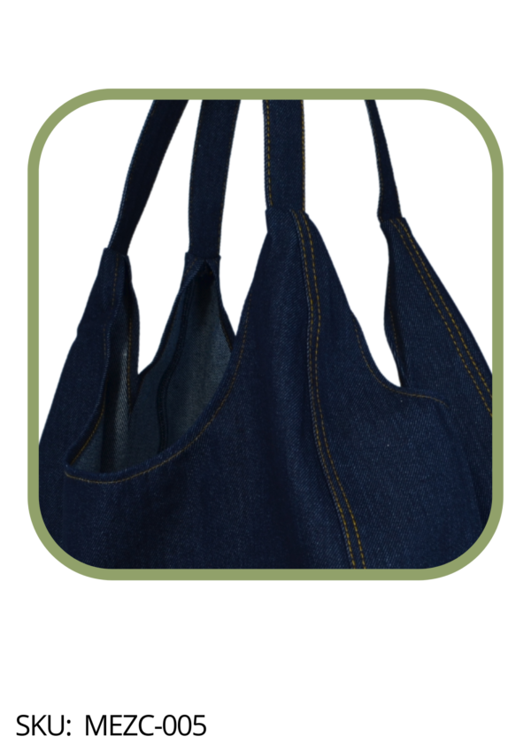 Bolsa de mezclilla tipo camiseta.